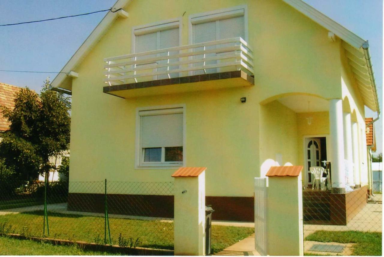 Apartamento Nóra Apartman Balatonfůzfő Exterior foto