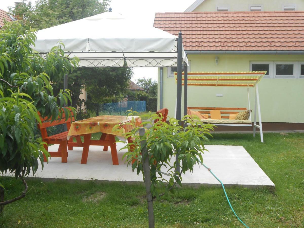 Apartamento Nóra Apartman Balatonfůzfő Exterior foto