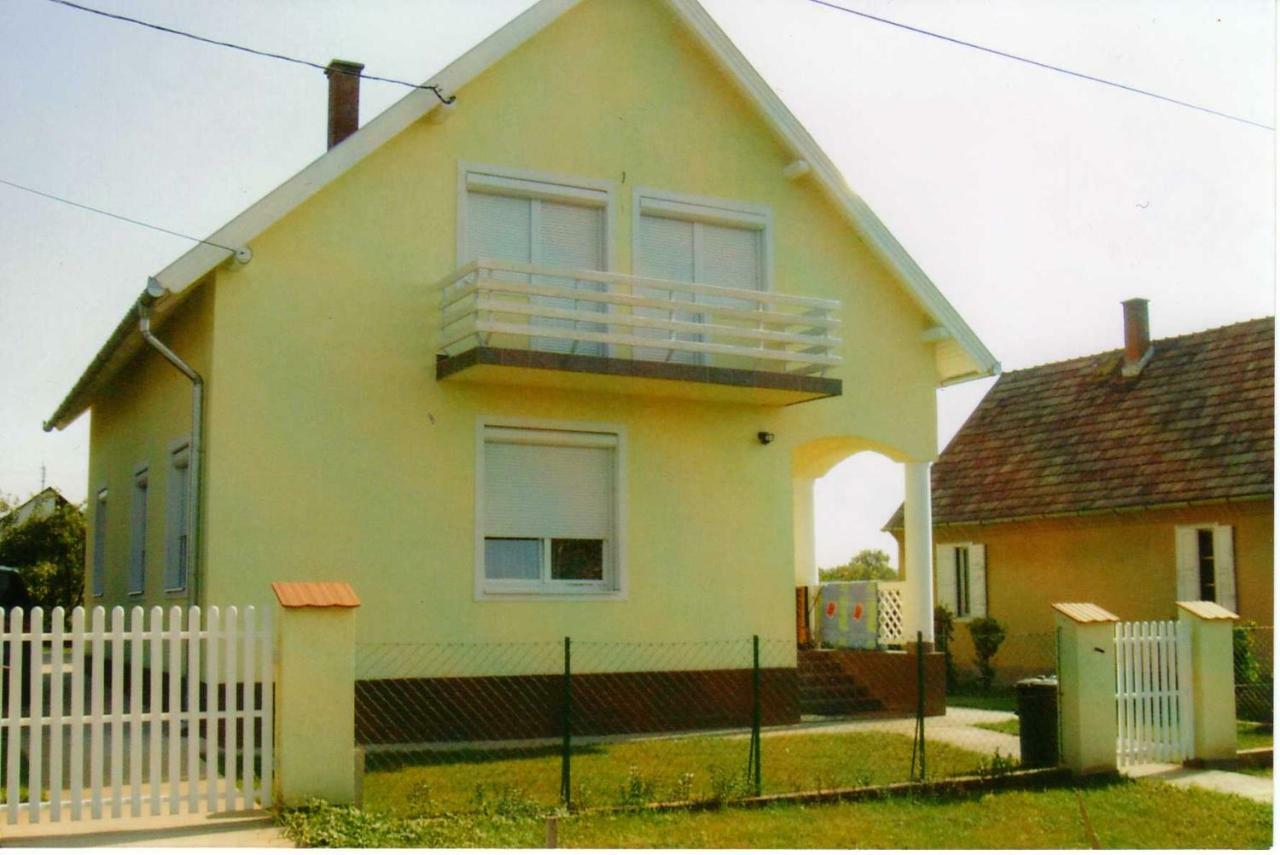 Apartamento Nóra Apartman Balatonfůzfő Exterior foto